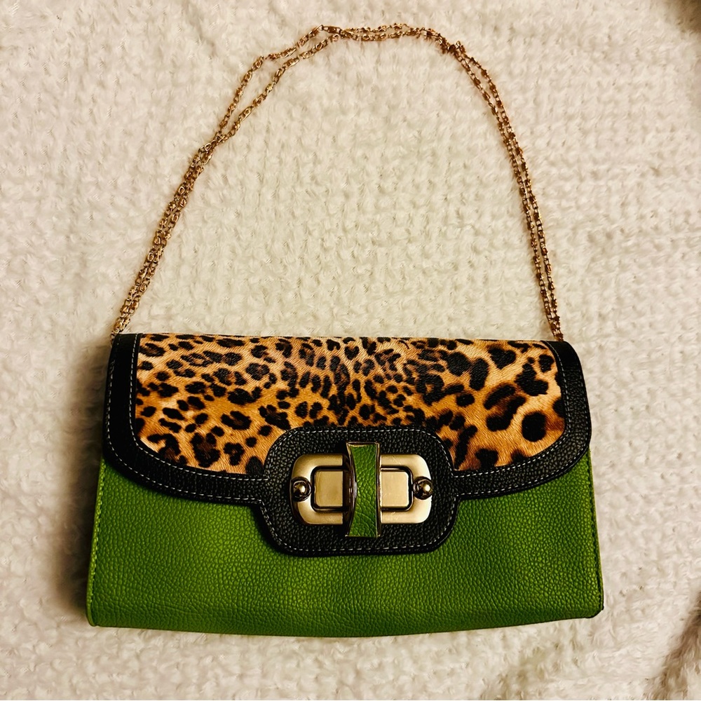 🔥 Super chic clutch, brand new!